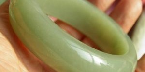 女朋友花了48万买了一个手镯放在网上，被人骂惨了——到底应该花多少钱买玉？