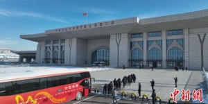 新疆霍尔果斯公路口岸恢复客运通关 迎来首批出入境旅客