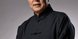 张铁林显苍老头发花白，年轻时情感多姿多彩，晚年在家写书法赚钱