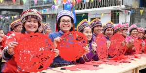 蒸年糕、吹芦笙、踢足球……中国少数民族群众别样庆新春
