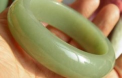 女朋友花了48万买了一个手镯放在网上，被人骂惨了——到底应该花多少钱买玉？