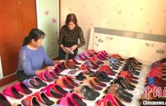 传承传统技艺 新疆女子14年一针一线手工绣布拖鞋