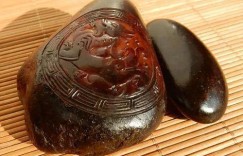 怎样分辨和田玉红皮籽料？