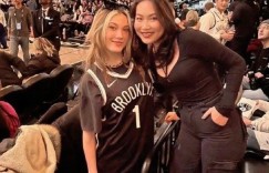 西蒙斯与墨西哥美女晚餐，谷爱凌现身篮网主场，官方播放夺冠视频