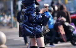 粗跟过膝靴，还是有很多美女喜欢，冬季穿着也非常保暖