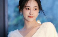 祝绪丹最新周五居家风写真，盘发造型搭配纯白色毛衣温柔甜美……