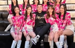 幸福！西热力江被九大美女“环抱”，露出了灿烂的笑容