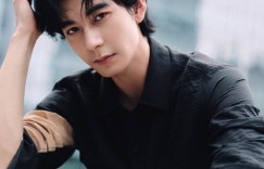 网友环球影城偶遇陈星旭，大帅哥在人群中闪闪发光……