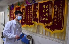 节日我在岗｜贵阳邮电医院守护病人健康的男护士胡琦航