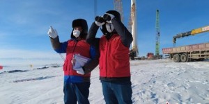 （新春走基层）不惧严寒 新疆电力工人山区巡线