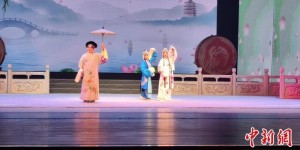 乌鲁木齐上演元宵戏曲晚会 民众佳节享“国粹盛宴”