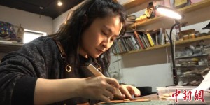 皮雕手艺人：在皮革上展现大美新疆