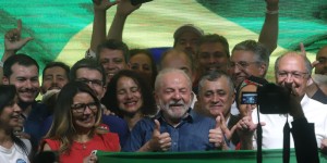 77岁卢拉归来！宣誓就任新总统，将重塑巴西？前总统博索纳罗已前往美国