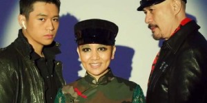 徐锦江大年初七开工！亲自教导两位美女学生画画，巨大铜像引关注