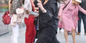 精致的细跟凉鞋，时尚美女比较喜欢，也搭配出简约的风格