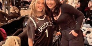 西蒙斯与墨西哥美女晚餐，谷爱凌现身篮网主场，官方播放夺冠视频