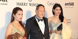 千亿富豪赵世曾新年首露面，跟美女穿情侣衣，87岁了还没结过婚