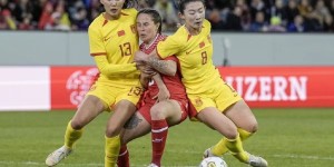 中国女足最新全家福出炉！主教练+25名球员，在西班牙海边拍合照