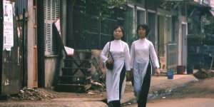 老照片：上世纪七十年代的西贡，漂亮美女正和外国帅哥聊天