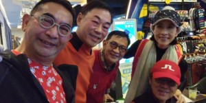 57岁邵美琪近况曝光，淡妆现身明艳照人，不愧是冻龄美女