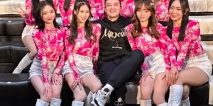 幸福！西热力江被九大美女“环抱”，露出了灿烂的笑容