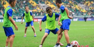 跨越4000公里，15名新疆少年逐梦绿茵