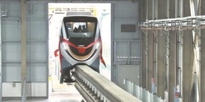 国内首列多适应性中运量单轨系统车辆下线