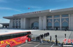 新疆霍尔果斯公路口岸恢复客运通关 迎来首批出入境旅客