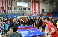 “国球两进”走进库尔勒 体坛名将与观众展开切磋