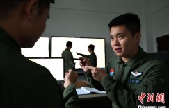 访中国空军无人机飞行员李阳：喜欢探索未知 期待“无人”未来