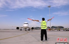 C919大型客机飞抵乌鲁木齐 国产客机新疆演示飞行全面展开