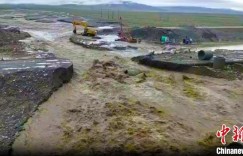 新疆和静：国道218线一路段因洪水冲毁路面致交通中断
