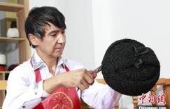 在新疆，一顶羊皮帽如何展现独特制作魅力？