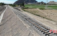 新疆图木舒克市达坂山铁路专用线铺轨加紧进行