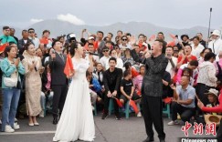 放歌新疆赛里木湖，舞台进到群众中间