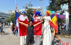 埃菲尔铁塔“邂逅”中国车牌 新疆车主点赞“奥运氛围”