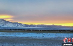 新疆阿尔金山迎降雪