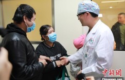 跨越千里的生命救援 早产先心病患儿小扎提在成都出院