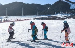 台湾青年“触雪”新疆