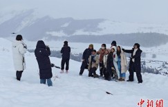 台湾“Z世代”新疆解锁冰雪“初体验”