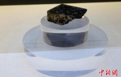 （新春走基层）游客新疆阜康陨石馆解锁新春新玩法