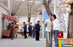 老街成文旅“新宠” 新疆“小巷经济”显活力