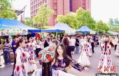 从天山到湘江 新疆青年学子长沙“触摸”楚怡百年匠心