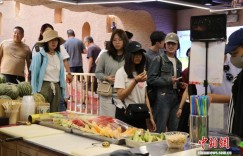 台青新疆“初体验”：读千年历史品瓜果美食