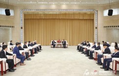 马兴瑞艾尔肯·吐尼亚孜会见美国国际华人科技工商协会代表团一行