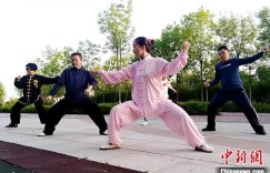 做自己健康的第一责任人 新疆“健康达人”滑雪太极动静两相宜