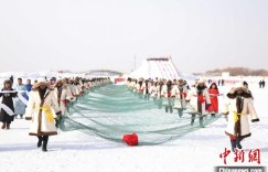 新疆巴州：中国最大内陆淡水湖冬捕首网“开门红”人欢鱼跃迎丰收