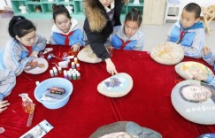 让冰冷的石头会说话 这所学校的石头画创作成特色名片