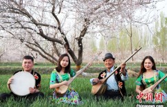 用弹拨尔来弹唱京剧 新疆大叔“邂逅”京剧