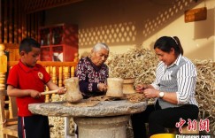 “丝路遗珍”新疆桑皮纸何以成为书画家“新宠”